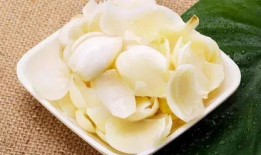 网红吃瓜溜溜梅,溜溜梅成热门零食伴侣