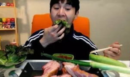 青岛网红小哥吃瓜视频,街头热辣一幕引网友热议